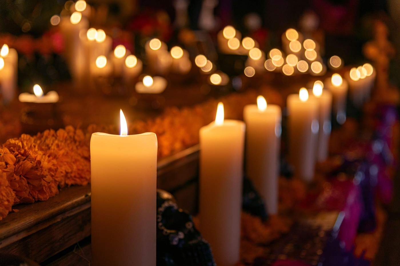 lumanari aprinse fundal negru