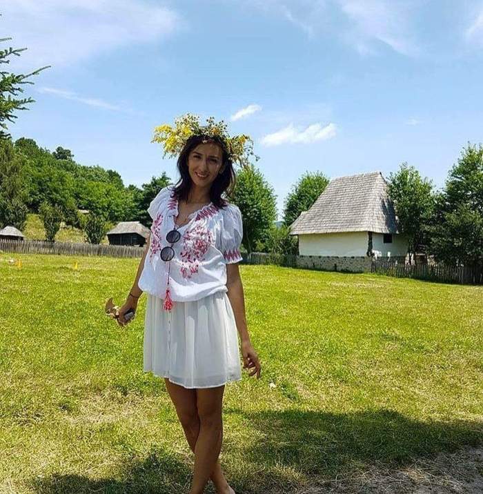 Roxana Moise, îmbrăcată într-o ținută albă