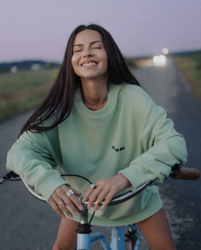Inna, pe bicicletă