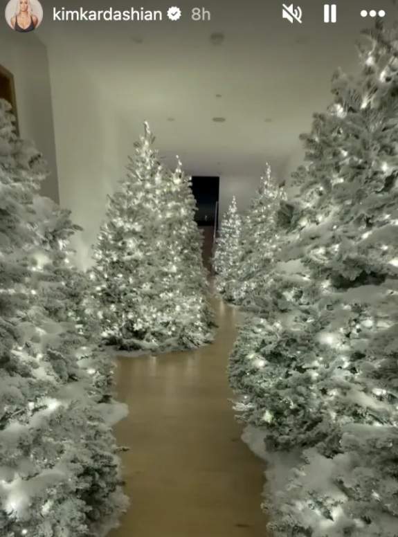 Kim Kardashian și-a transformat casa într-o pădure de brazi de Crăciun. Cum arată locuința divei