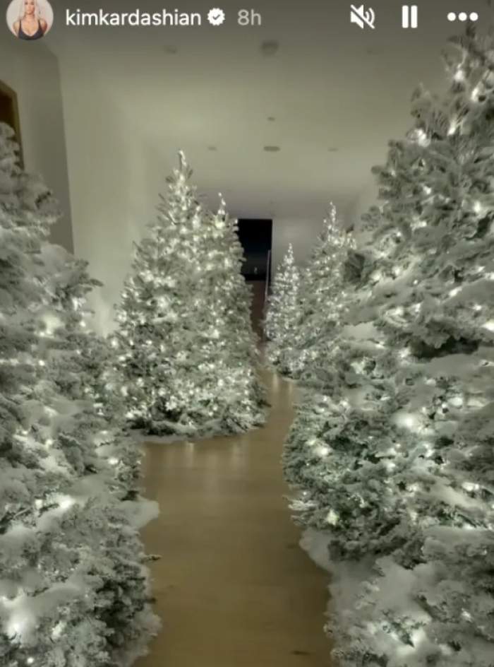 Kim Kardashian și-a transformat casa într-o pădure de brazi de Crăciun. Cum arată locuința divei