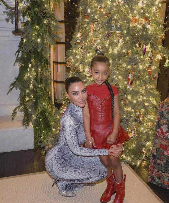 Kim Kardashian și-a transformat casa într-o pădure de brazi de Crăciun. Cum arată locuința divei