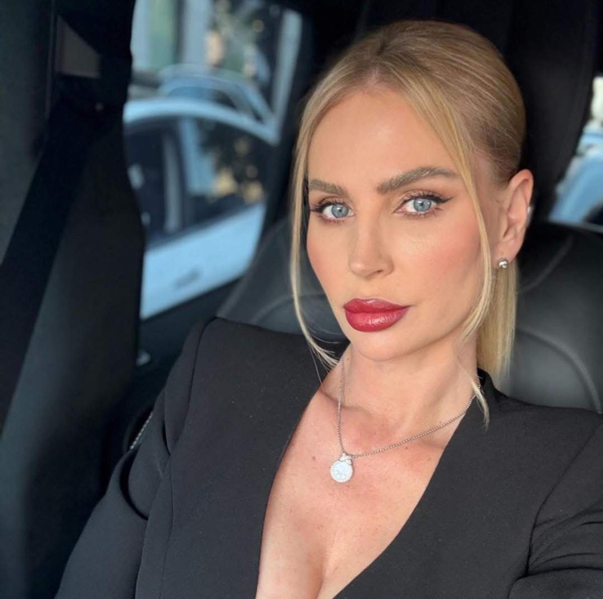 Andreea Bănică, în mașină