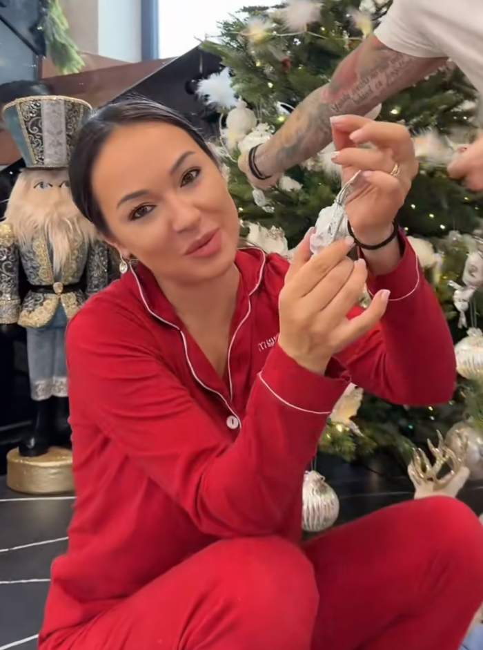 Vlăduța Lupău împodobește bradul