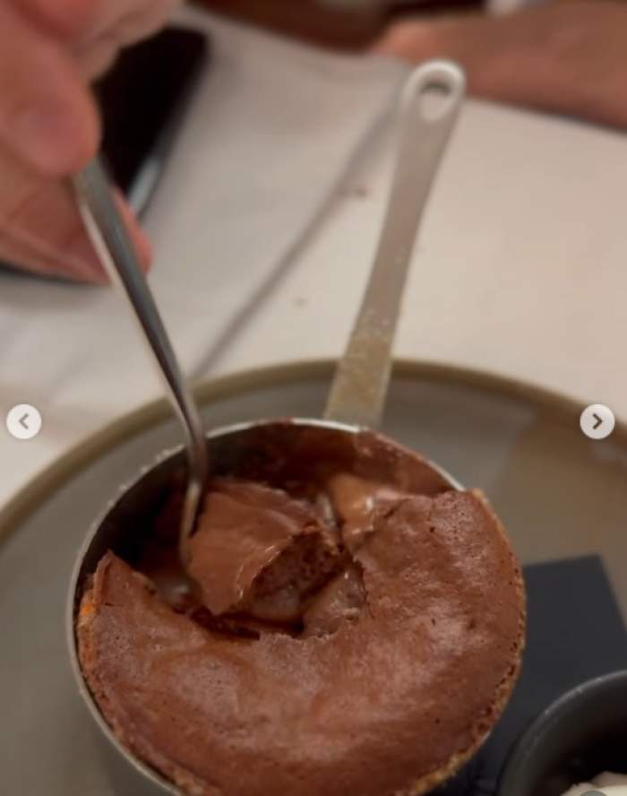 Mâna unui bărbat, umblând cu lingura în desert