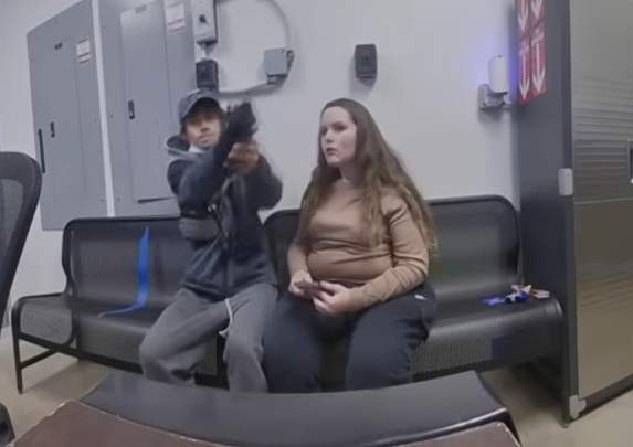 Incident șocant într-un magazin! Un suspect de furt a încercat să împuște un polițist. Camerele de supraveghere au surprins totul