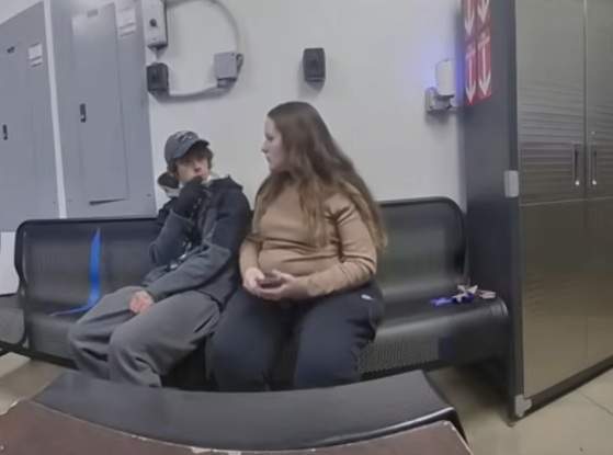 Incident șocant într-un magazin! Un suspect de furt a încercat să împuște un polițist. Camerele de supraveghere au surprins totul