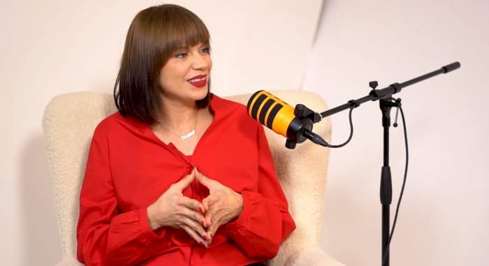 Laura Andreșan, într-o cămașă roșie