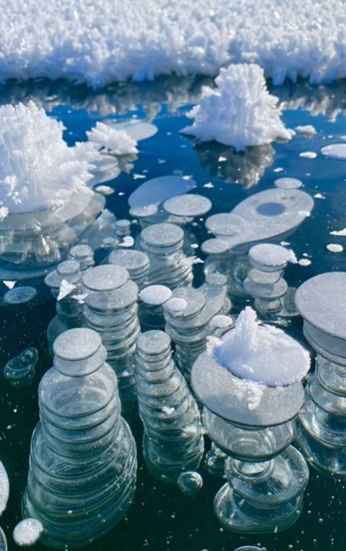 Imagini spectaculoase cu bule de apă înghețate! Un fotograf a surprins fenomenul natural uimitor