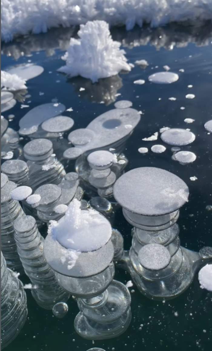 Imagini spectaculoase cu bule de apă înghețate! Un fotograf a surprins fenomenul natural uimitor