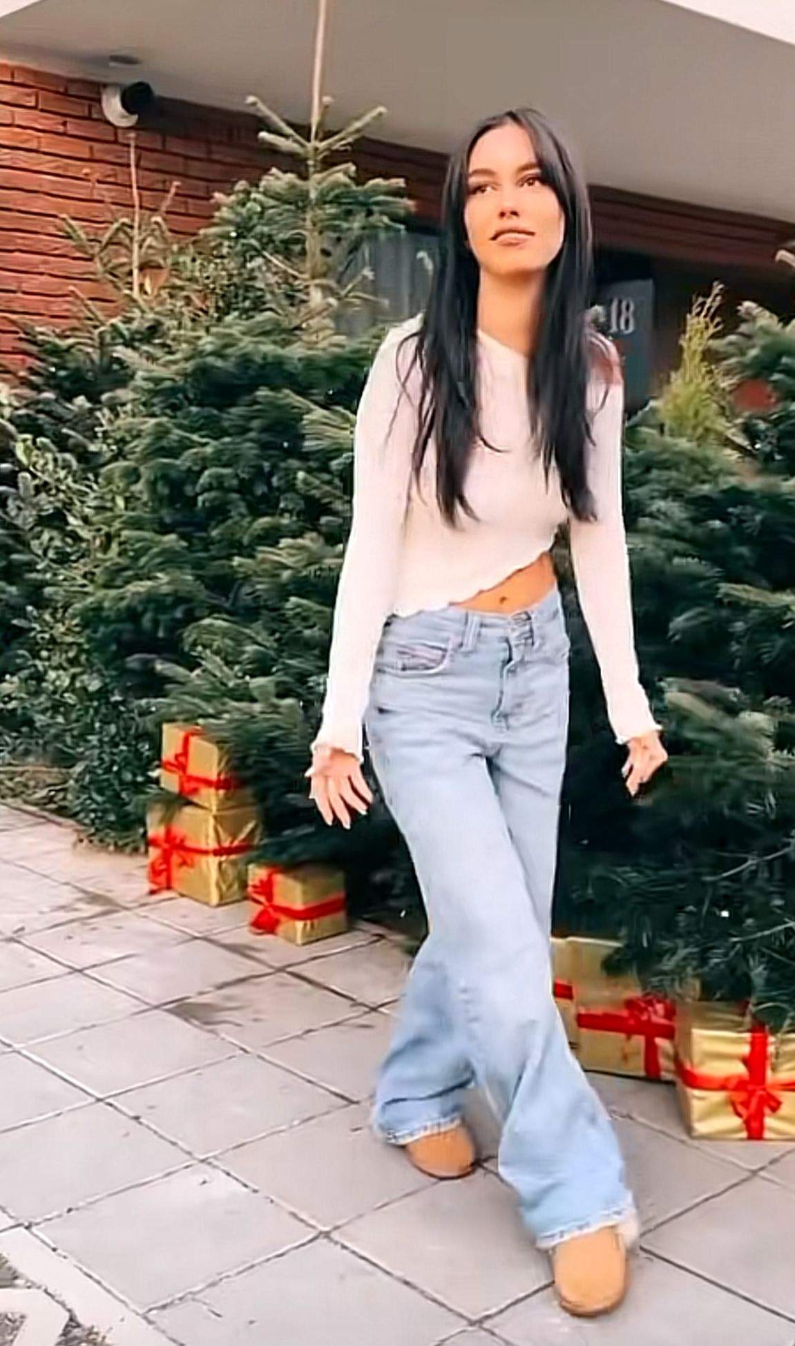 Mira, în fața casei sale