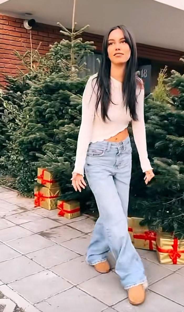 Mira, în fața casei sale