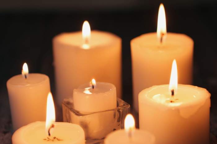 lumanari aprinse fundal negru