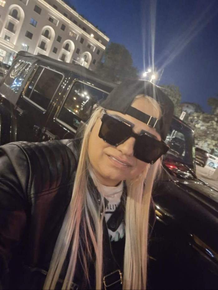 nikita selfie langa o masina