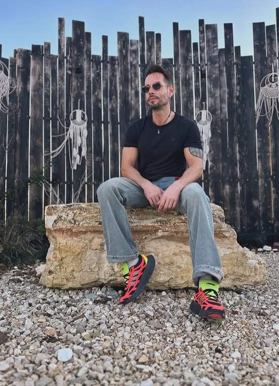 randi sta jos langa un gard