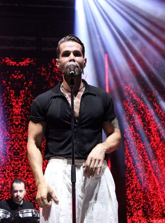 randi pe scena canta