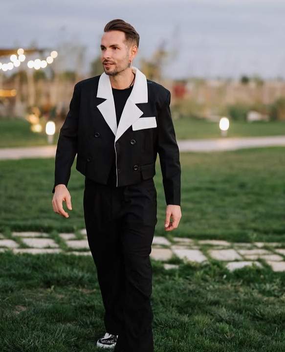 randi imbracat in negru