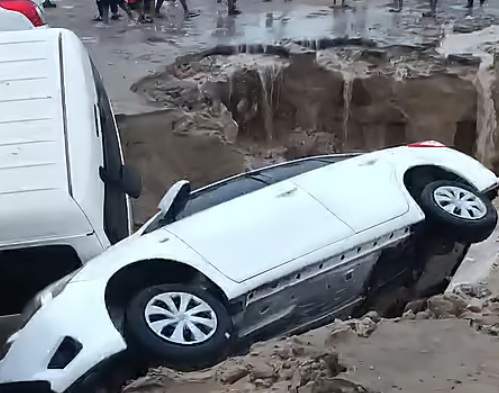 S-a surpat pământul în Dubai! Mai multe mașini au fost distruse