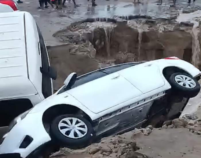 S-a surpat pământul în Dubai! Mai multe mașini au fost distruse