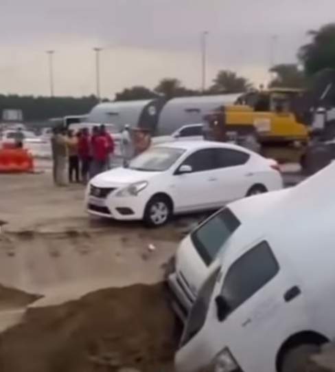 S-a surpat pământul în Dubai! Mai multe mașini au fost distruse