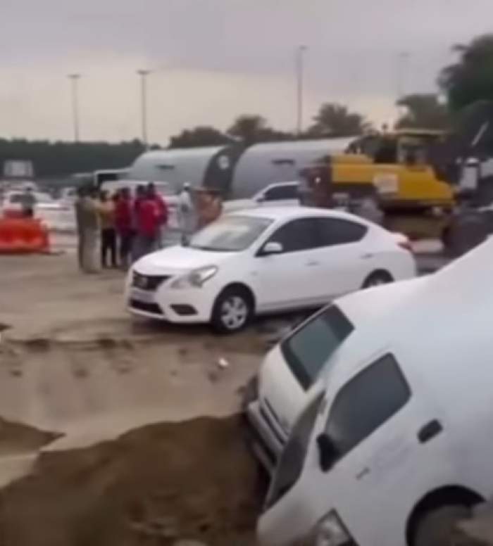 S-a surpat pământul în Dubai! Mai multe mașini au fost distruse