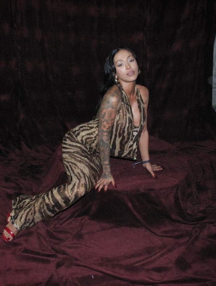 Ruby poarta o rochie sexy