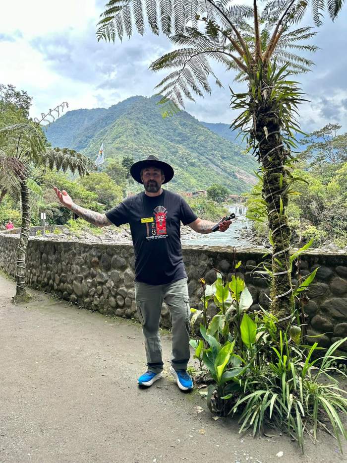 Adam the Woo, într-o destinație tropicală