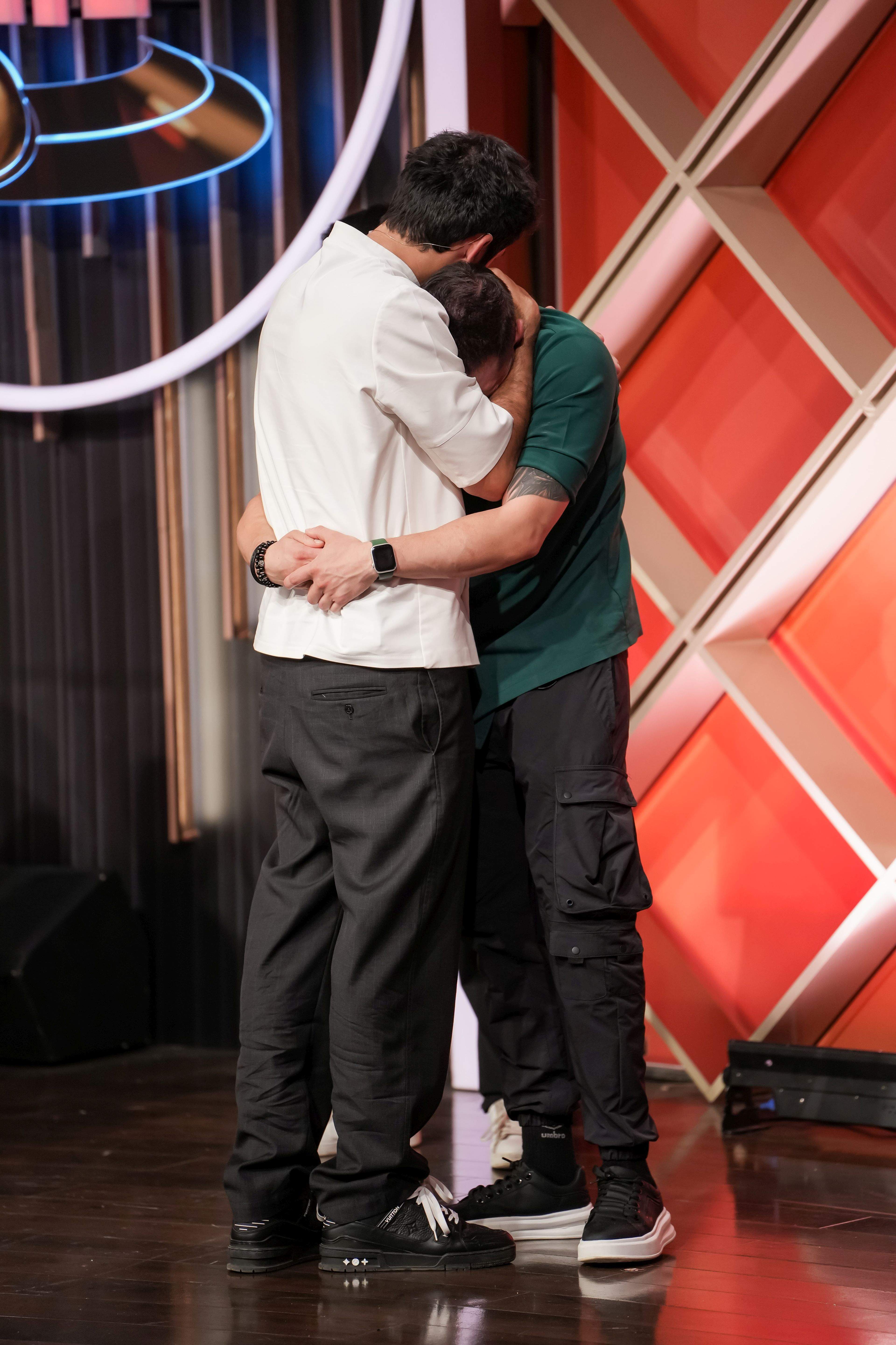 Victorie istorică a lui Chef Sautner, cu un singur concurent, ieri, la Chefi la cuțite, într-o ediție lider de audiență. Semifinala sezonului 16 aduce provocări în premieră