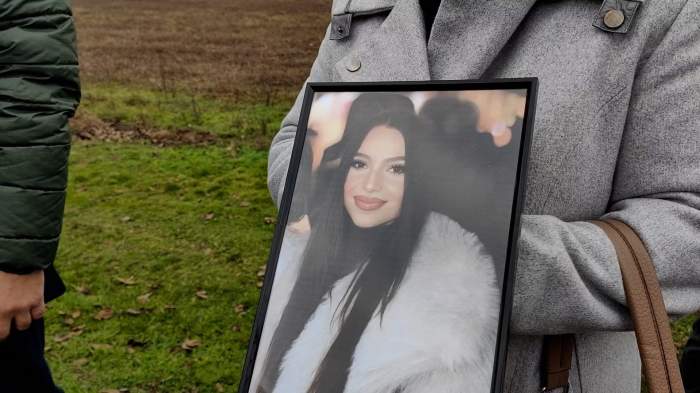 Imaginile durerii! Mălina Guler, tânăra de 27 de ani care a căzut de la etajul 7 al unui bloc din Oradea, a fost înmormântată