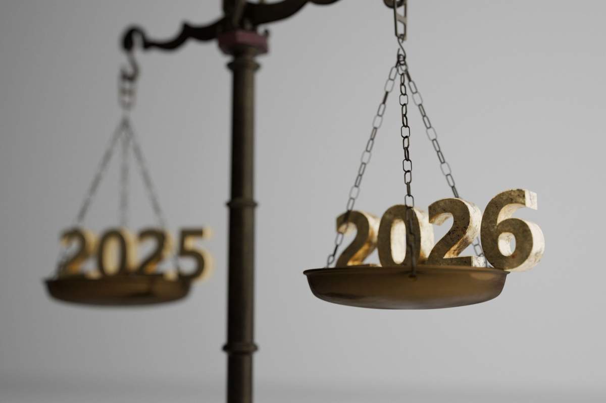 Aurul din 2026 cântărește mai mult decât anul 2025 pe o balanță, simbolizând planificarea viitoare, așteptările, compararea timpului și anul financiar următor.