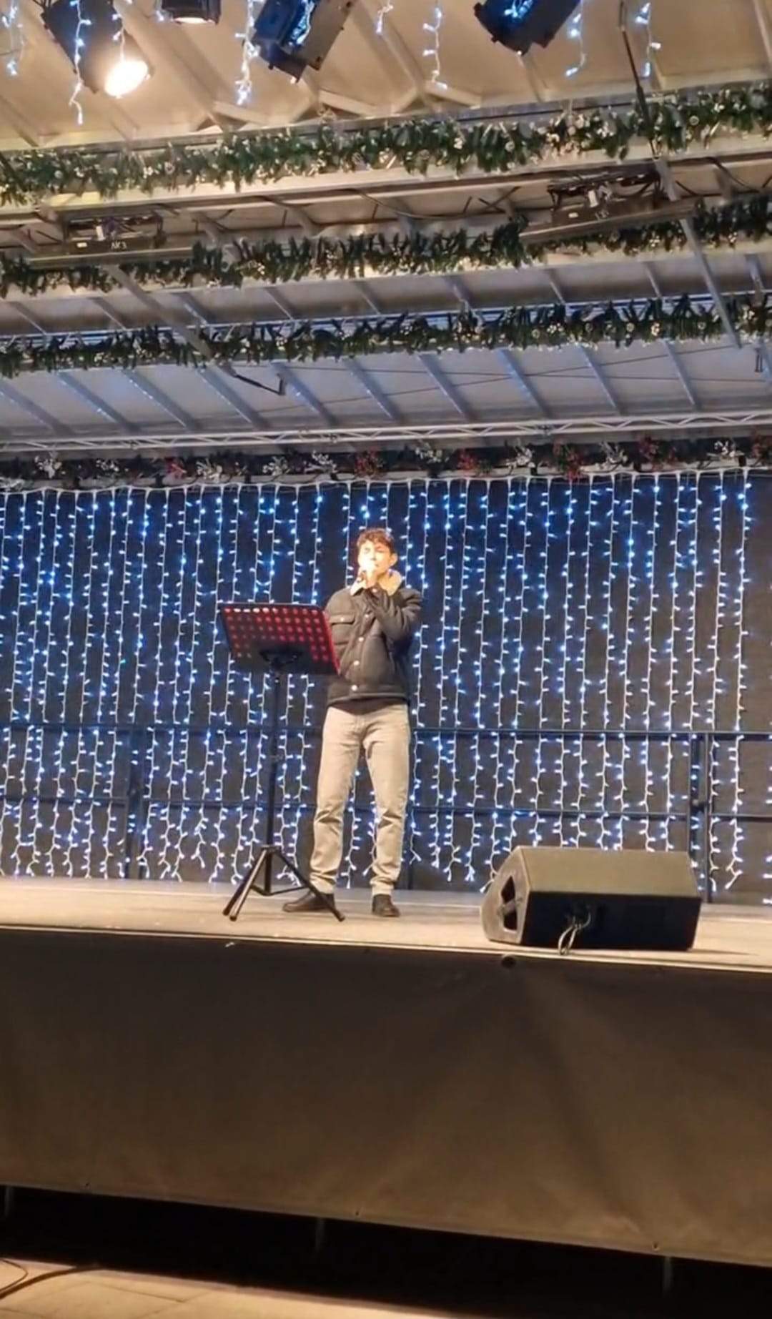 Tânărul artist Mihai Bratosin, membru al campaniei „100 de tineri pentru dezvoltarea României”, într-un concert special la Focșani