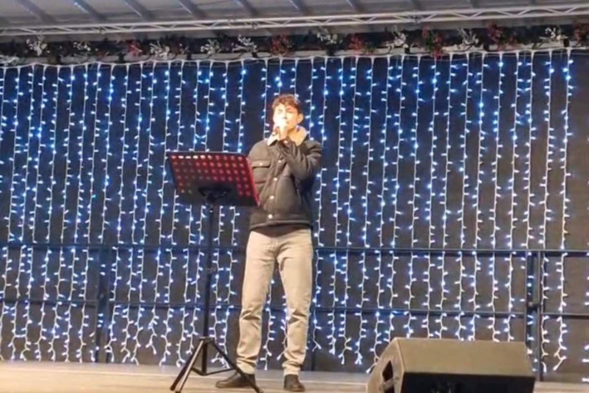 Tânărul artist Mihai Bratosin, membru al campaniei „100 de tineri pentru dezvoltarea României”, într-un concert special la Focșani