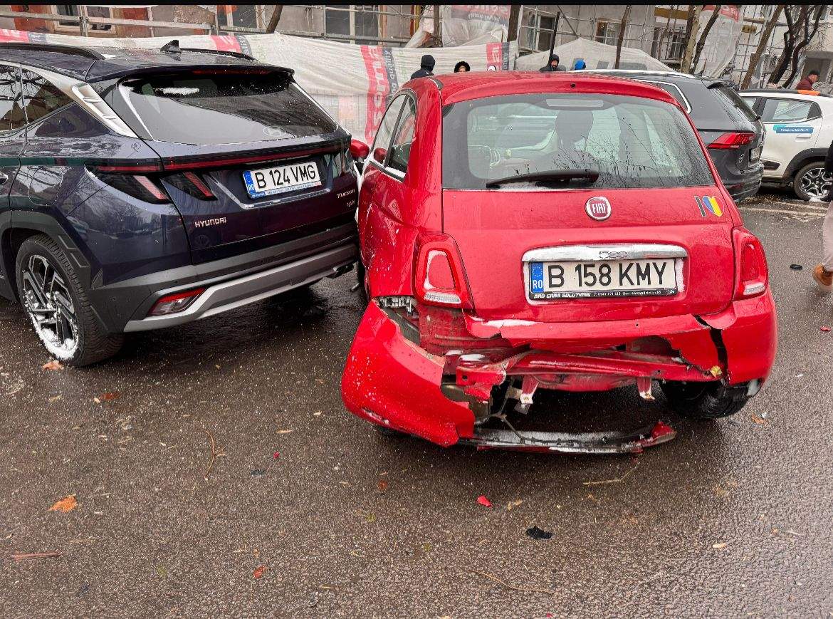 Două mașini, lovindu-se