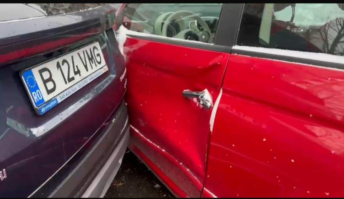 Două mașini, bușindu-se