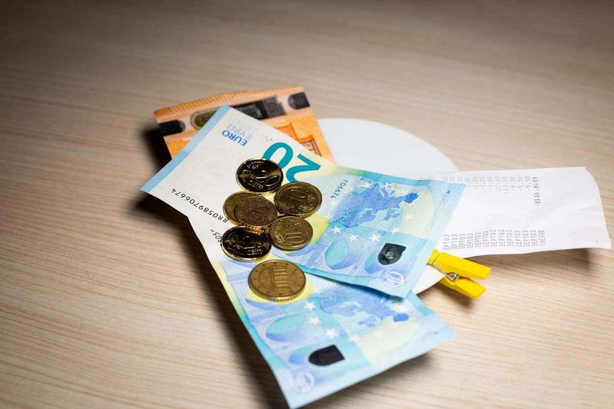 Asta costă, în general, o familie de 4 persoane care ia masa afară, la un restaurant din Spania, Europa. Costul mâncării. Costul mesei în familie. Costul vieții.