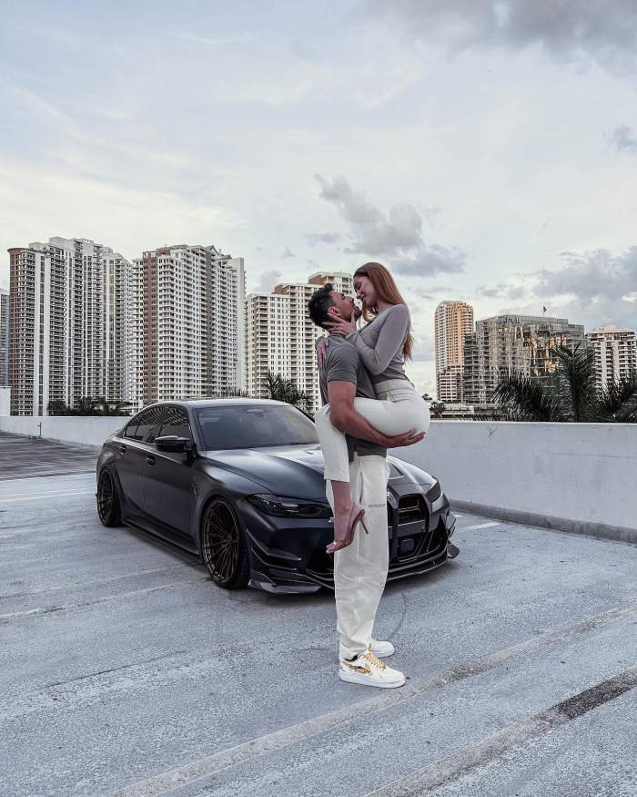 zed si alina cu masina in fata