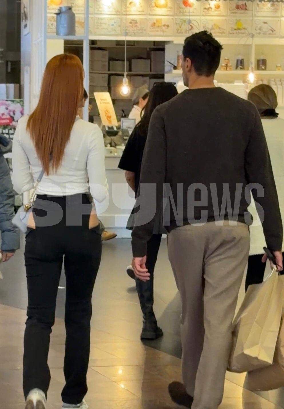 ZED și soția sa, Alina, au întors toate privirile în mall! Ținuta atipică purtată de partenera „Regelui Șoselelor” a stârnit reacții. Oamenii și-au dat coate când i-au văzut | VIDEO