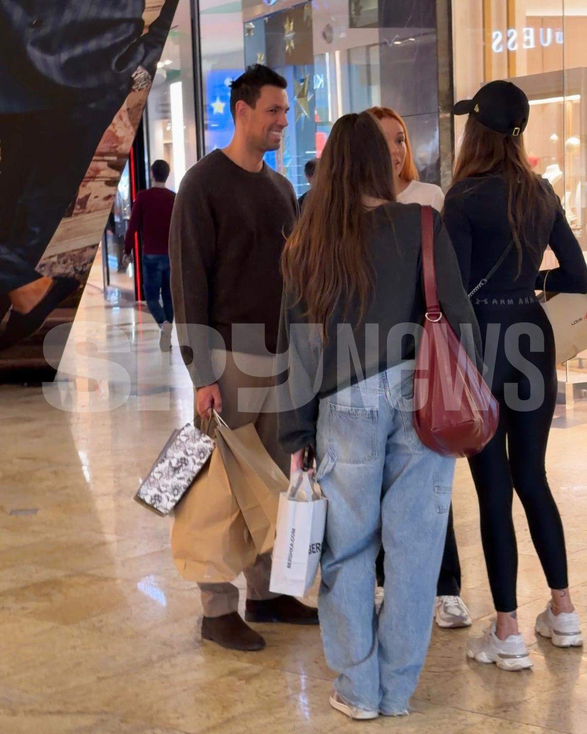 ZED și soția sa, Alina, au întors toate privirile în mall! Ținuta atipică purtată de partenera „Regelui Șoselelor” a stârnit reacții. Oamenii și-au dat coate când i-au văzut | VIDEO