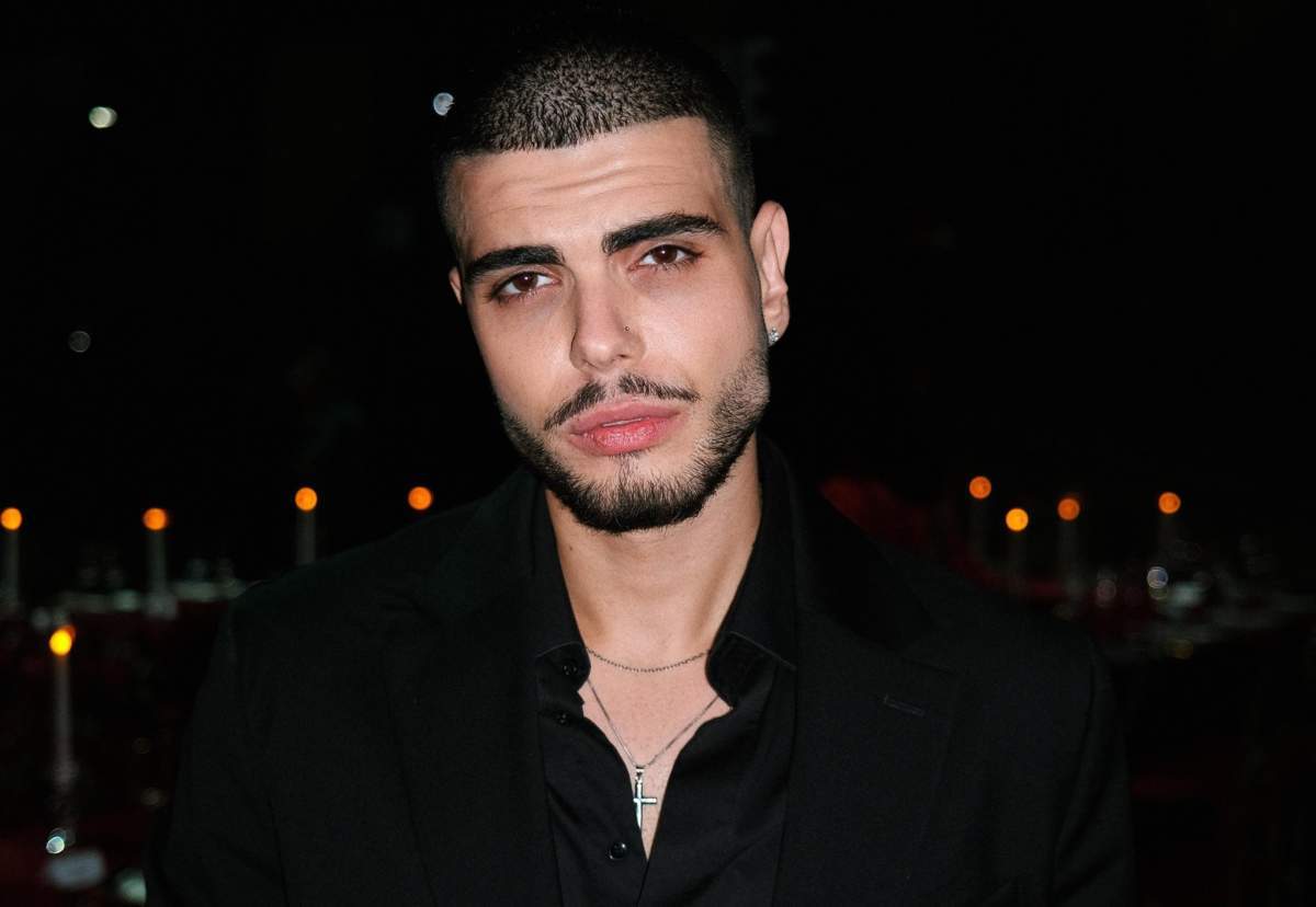 Andrei Bănuță, îmbrăcat într-o cămașă neagră