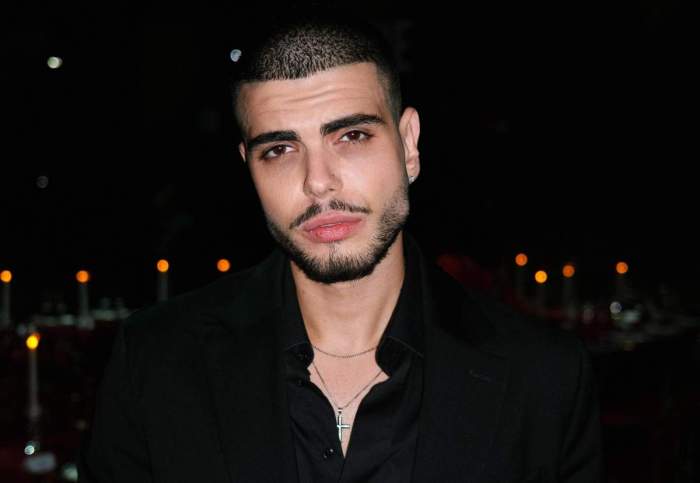 Andrei Bănuță, îmbrăcat într-o cămașă neagră