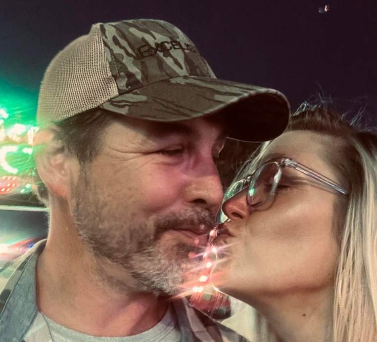 Cei doi soți, în ipostaze apropiate