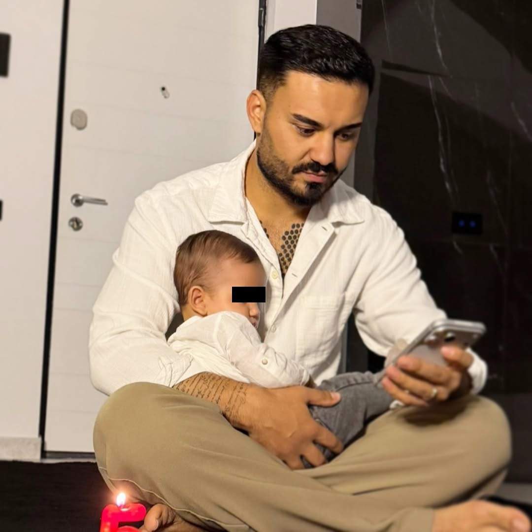 Jador isi tine baietelul in brate