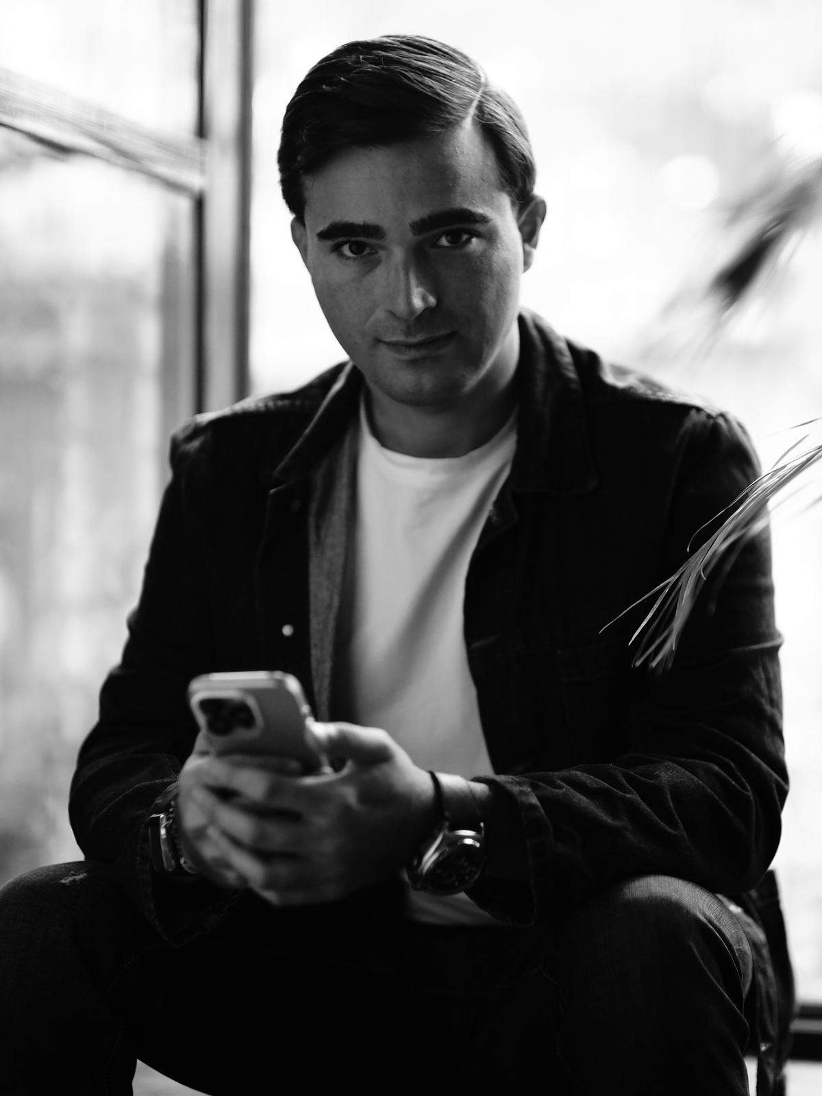 Radu Mazare Jr. cu telefonul in mana