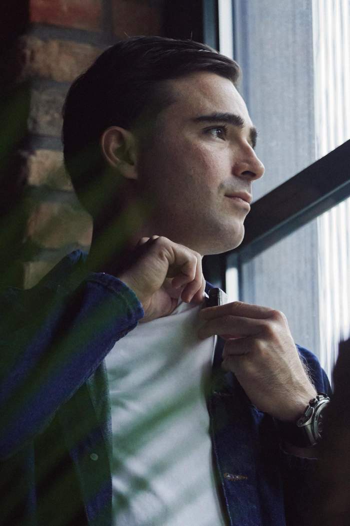 Radu Mazare Jr priveste pe fereastra