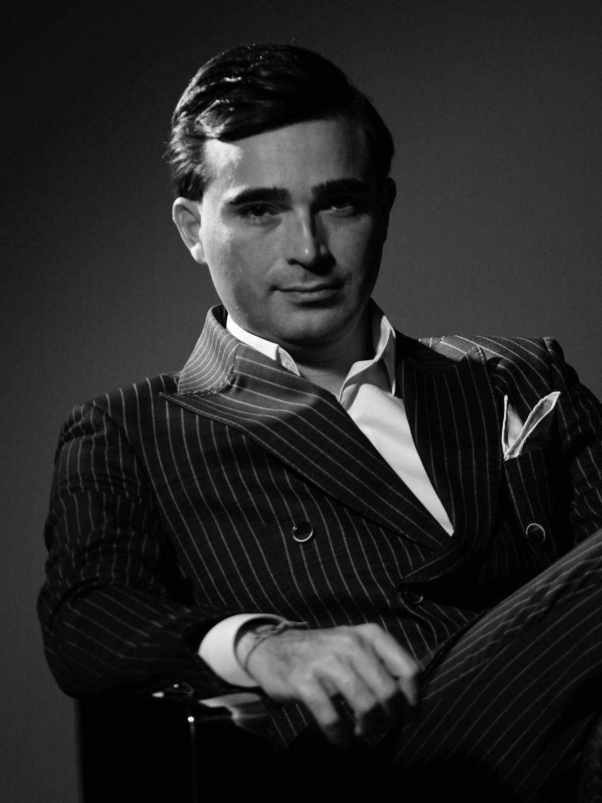 Radu Mazare Jr. poarta costum elegant