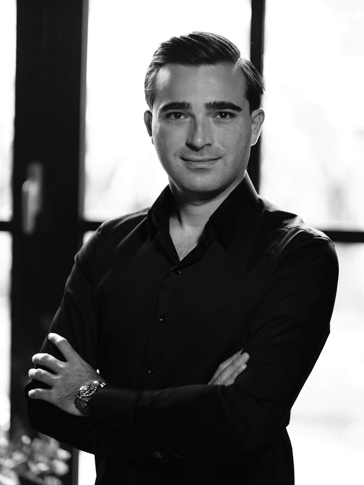 Radu Mazare Jr. sta cu mainile incrucisate