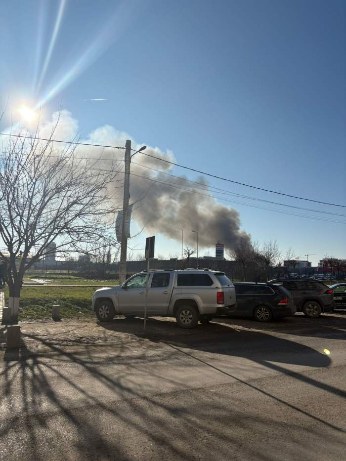 Incendiu puternic în București! Un depozit arde ca o torță. Au fost trimise mesaje RO-Alert
