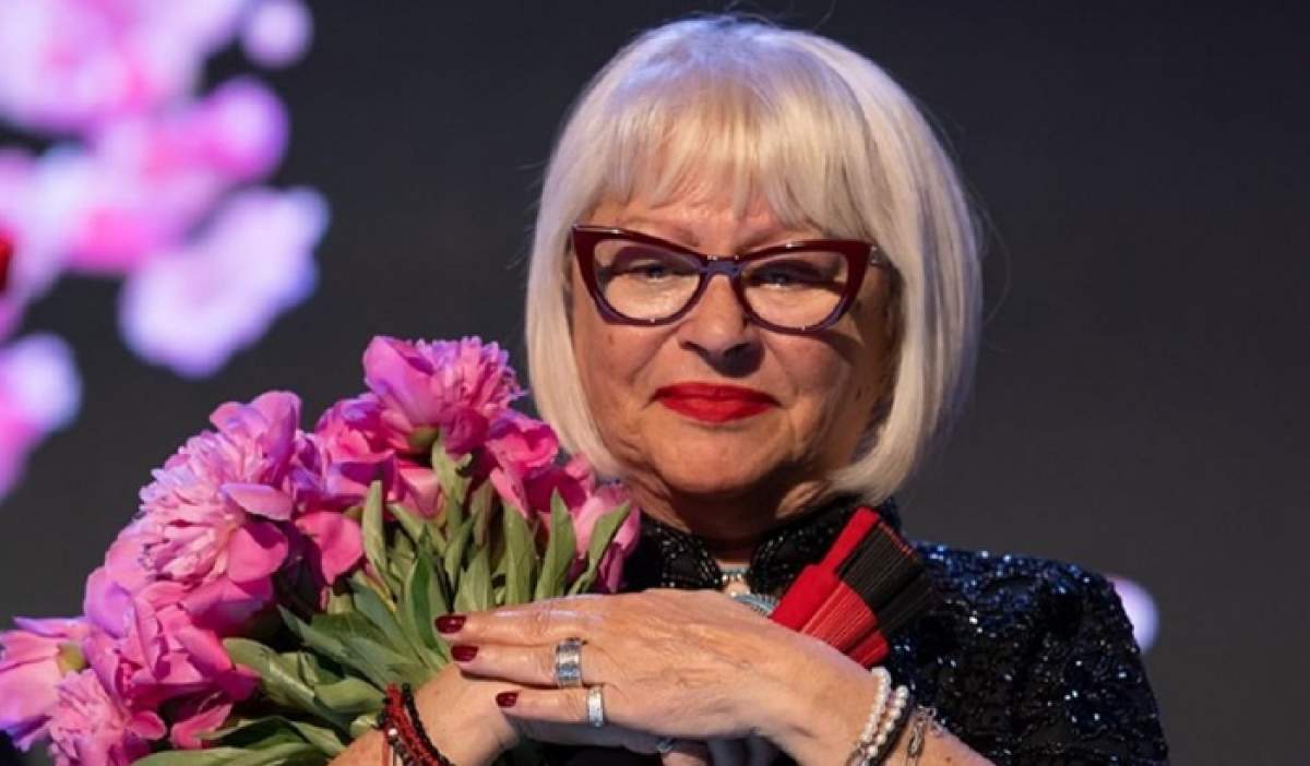 Mirabela Dauer, cu un buchet de flori în mână