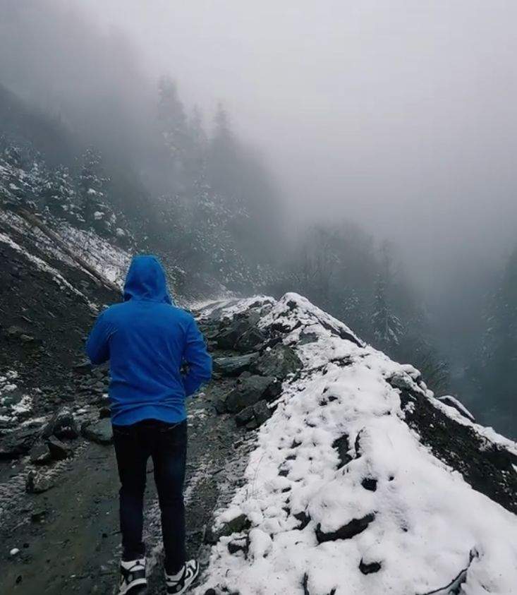 Foto cu prietenul românului care a rămas blocat în drum spre munte