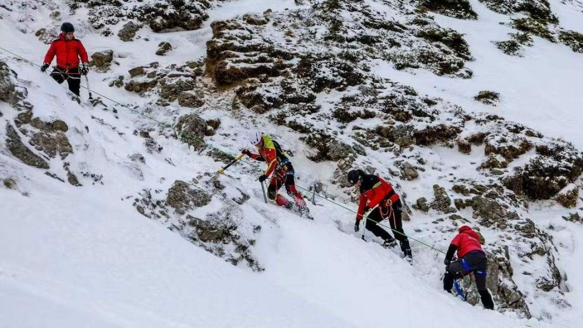 Oameni care urcă pe munte